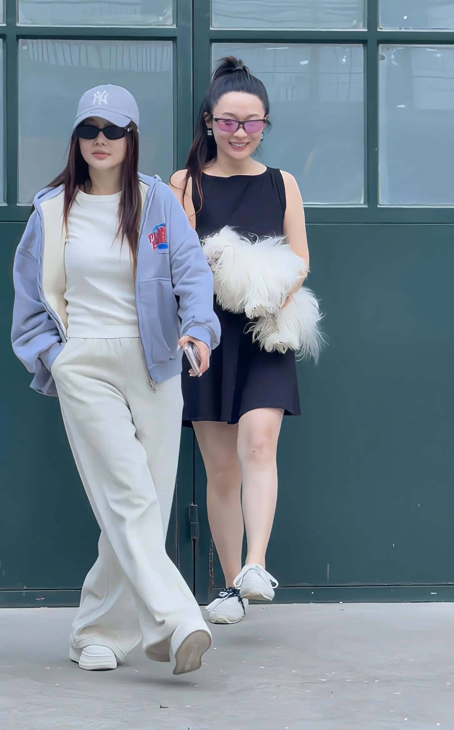 李小璐街头走“猫步”，透着松弛自信。李小璐霍思燕两姐妹带娃出街，孩子这...