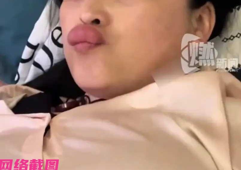 河北有家外婆来看自己的外孙，当看到孩子没有控制好自己的高兴情绪，立马俯下身亲吻了