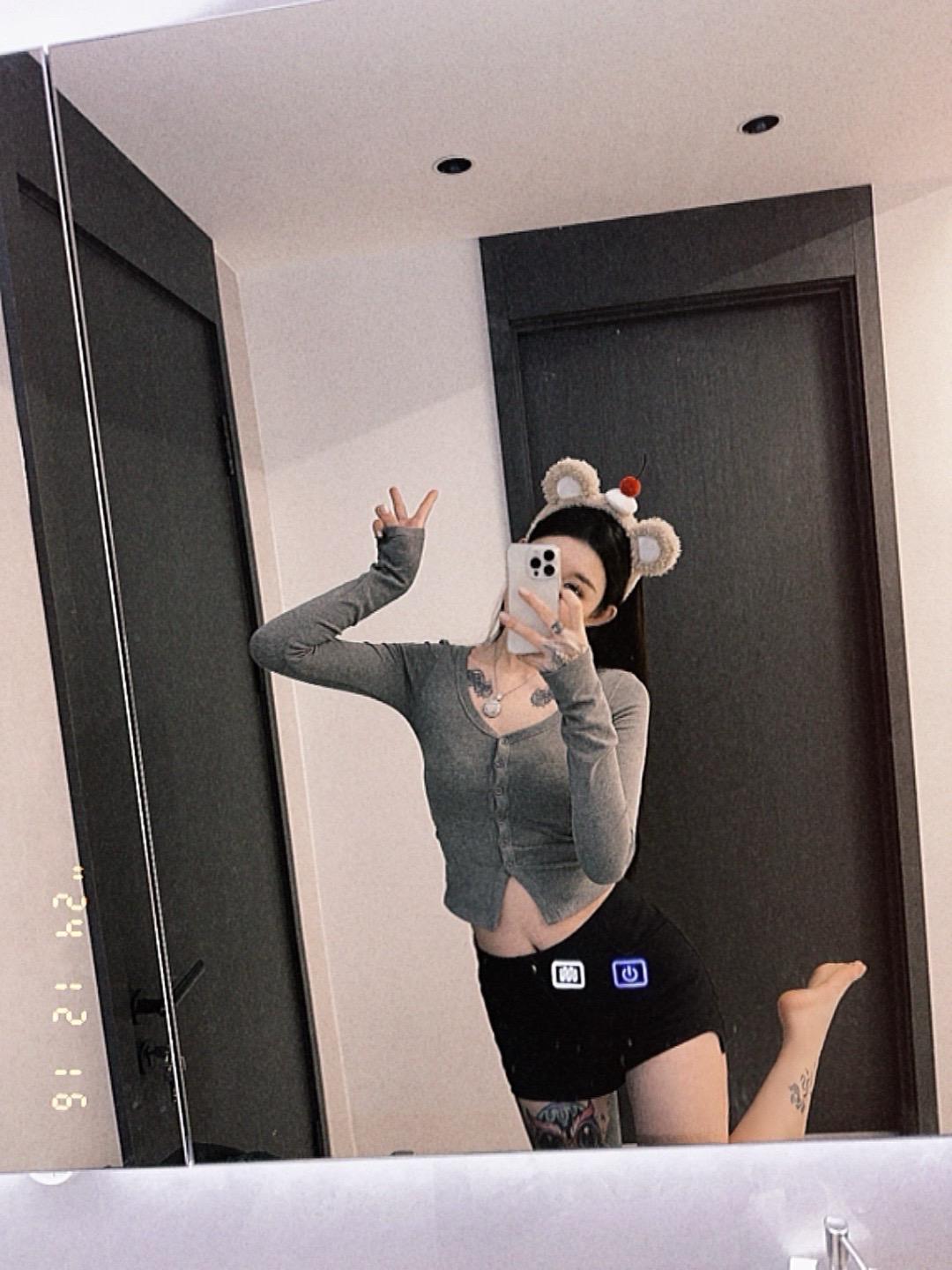 起床了家人们 旁边没人还睡那么起劲