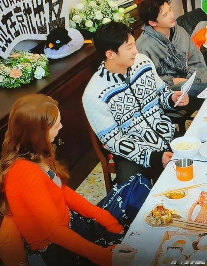 金晨把腿放到黄景瑜腿上 一看就是翘着二郎腿 担着呢 咋可能放人家腿上  这不是角