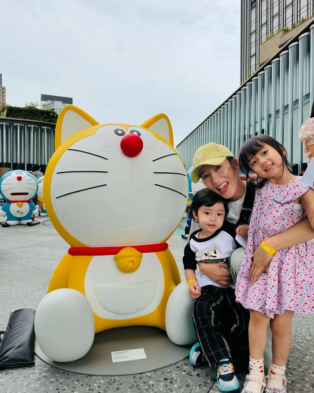 杨怡带小珍珠和Eden去看了哆啦A梦展