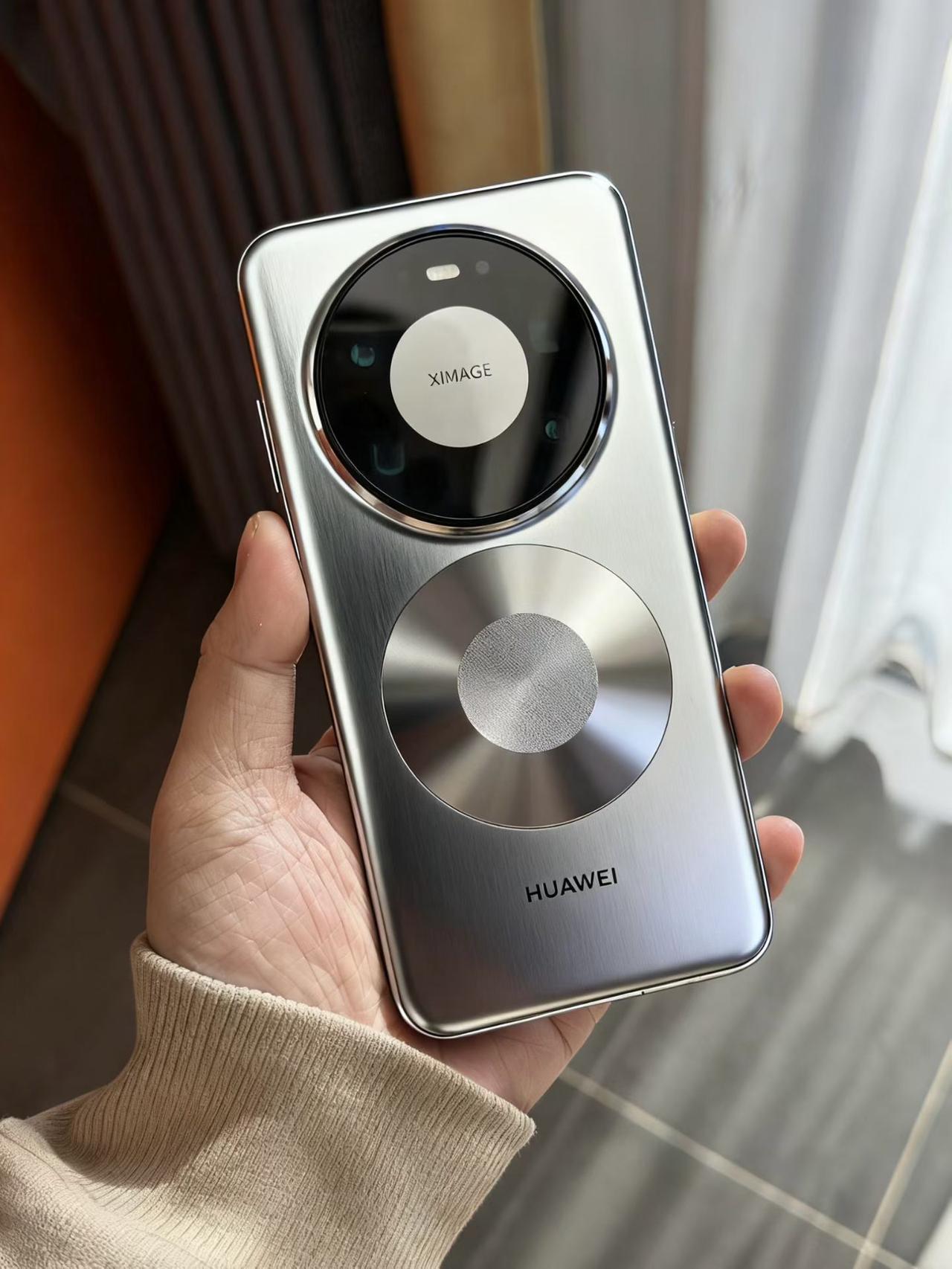 华为Mate 80的背后是全金属机身，但通过外露的无线充电环解决了金属机身不能无