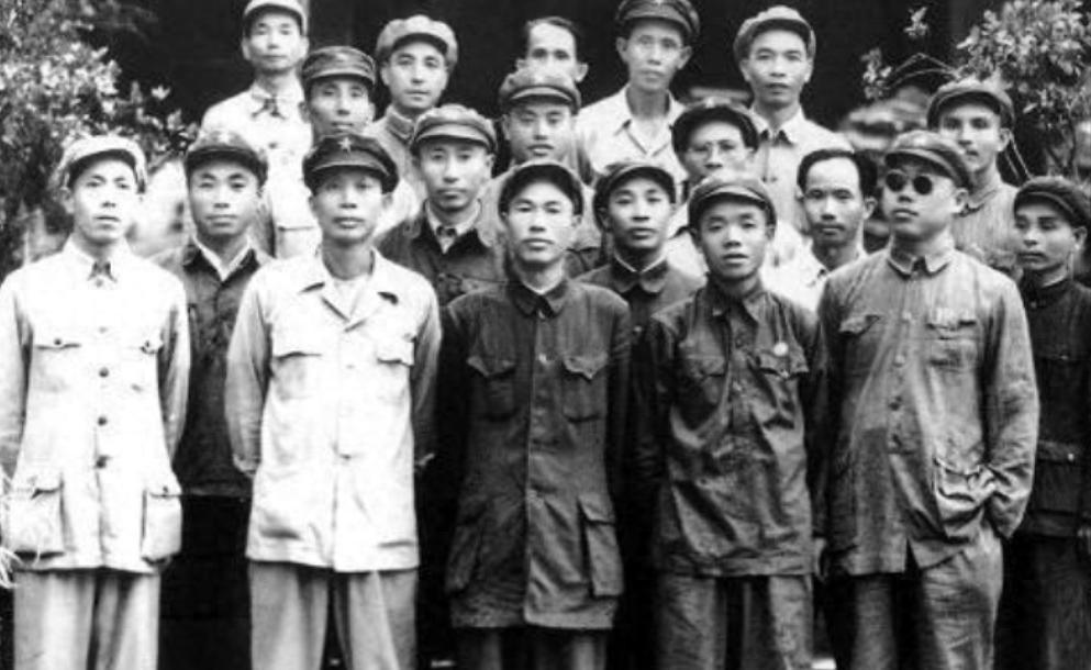 1973年韩先楚不满八大军区对调，毛主席巧妙回应：你说我这牙还需补一补吗？
19