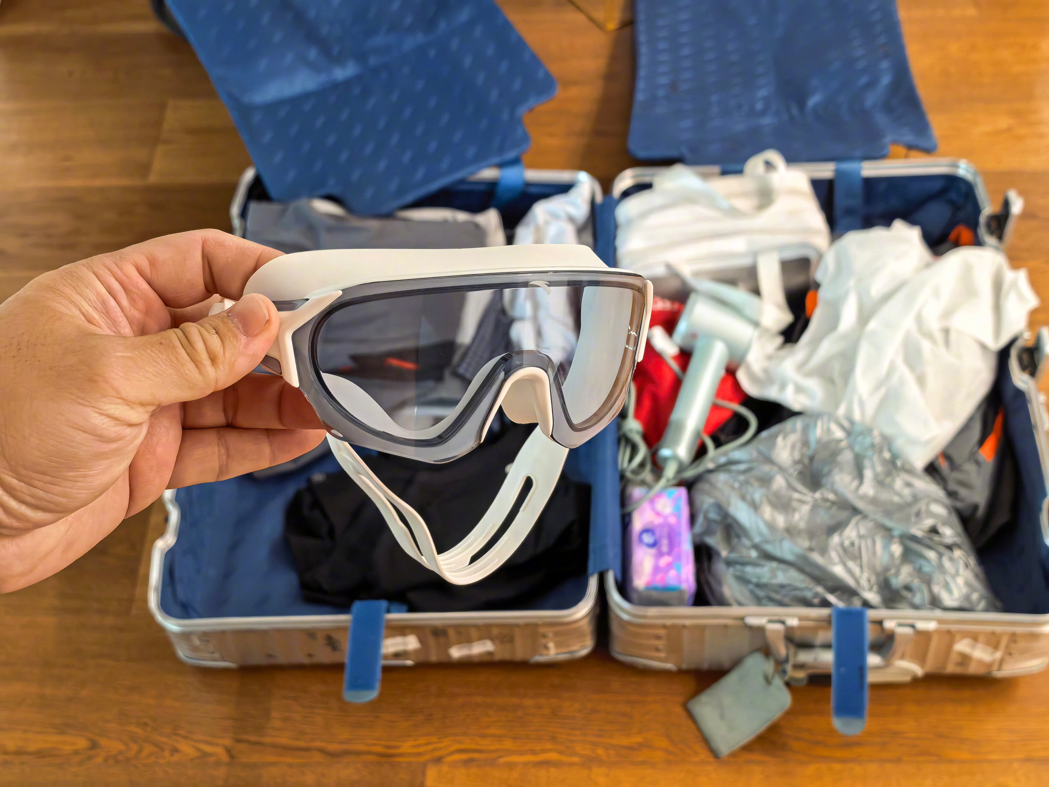 你们猜我带个防水护目镜是要拍啥节目？另外，嘉宾特别难猜，你们一定想不到。提示下：