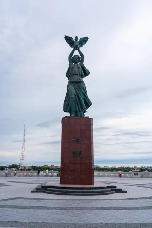 为什么女人对你彻底死心却不离开？
答:不是她没本事开始新的生活，而是她肩上扛着母