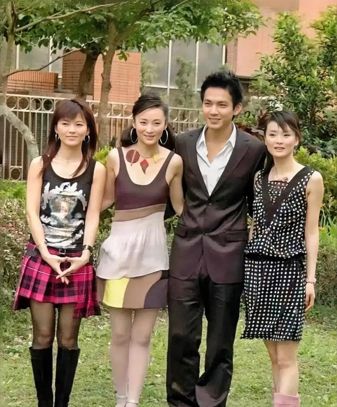 看到王艳、蒋勤勤、钟汉良、李湘年轻时的合照，感慨万千。
当年他们状态都差不多，青