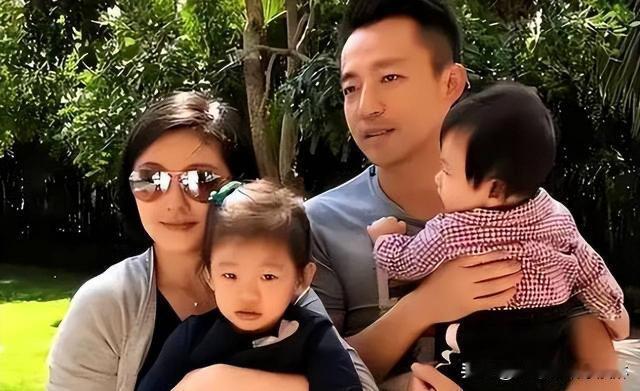 #小S说大S不会再生孩子#
大S都快五十岁了，这个年纪要是继续生孩子，那才是不把