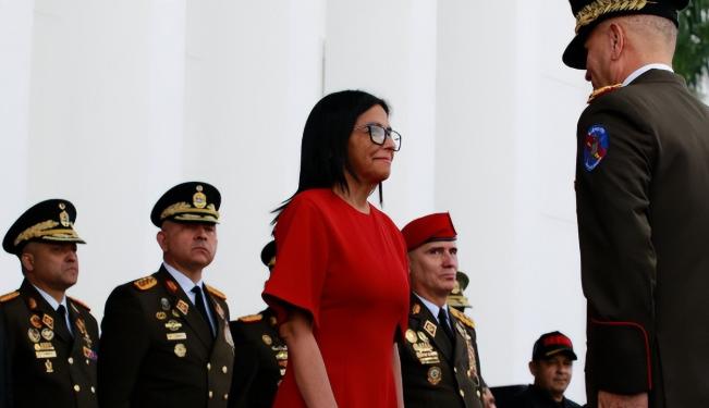 1月3日，美军突袭加拉加斯，强行带走马杜罗和他的夫人，送到美国纽约南区联邦法院关