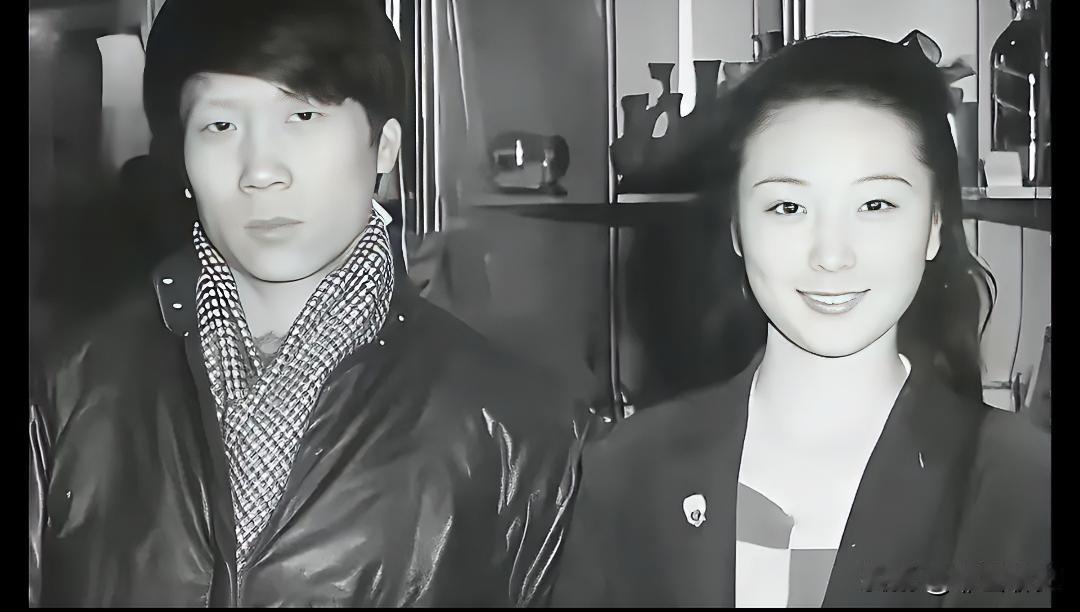 1977年冬，当时在工厂上班的马未都，一眼便相中了一个梳着两条辫子的女孩，她叫贾