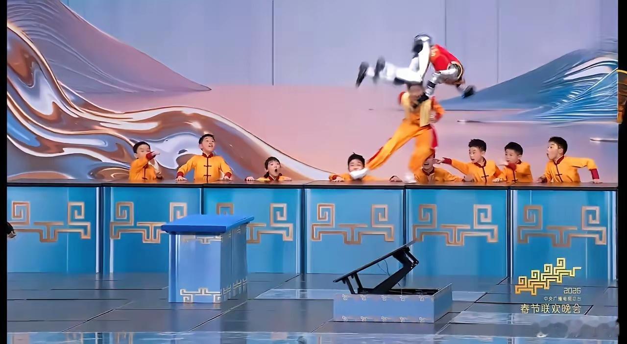 宇树科技股票今晚宇树机器人表现最抢眼，各种前空翻，各种后空翻，灵活度和稳定性，几