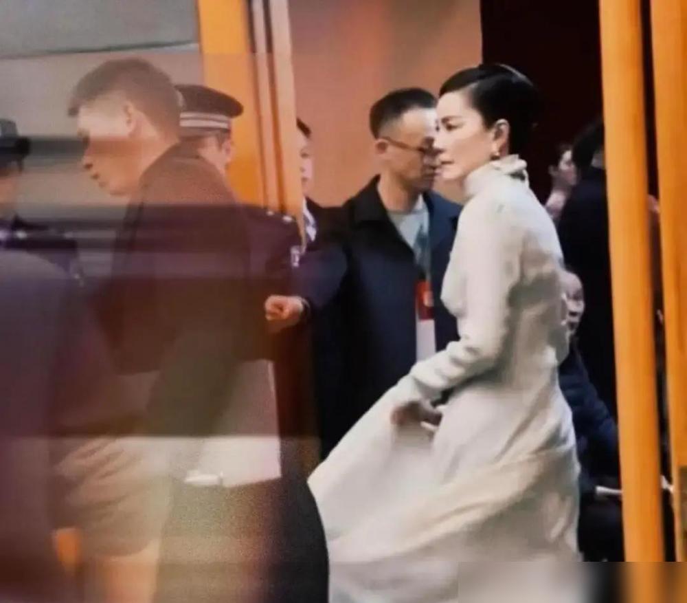 王菲一场演唱会，票价炒到7800元，龚琳娜听完只撂下一句：音色丢了，气息没了。