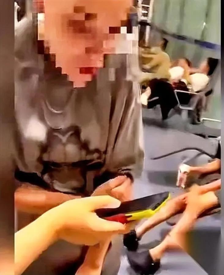 出差过安检的苦，谁没尝过？

解皮带、翻充电宝，连雨伞都得撑开查，生怕漏根针。