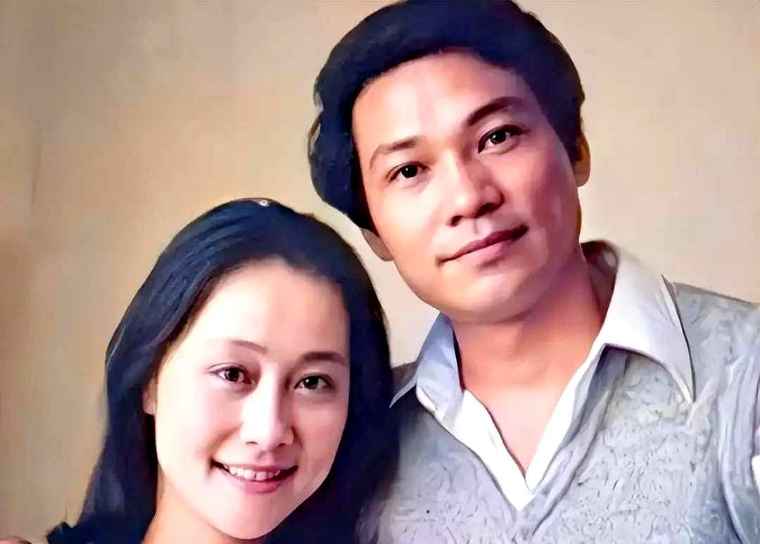 75岁的黄梅莹一场重病，才看清当初下嫁的穷小子金鑫有多狠。当年她演渴望红遍全国，