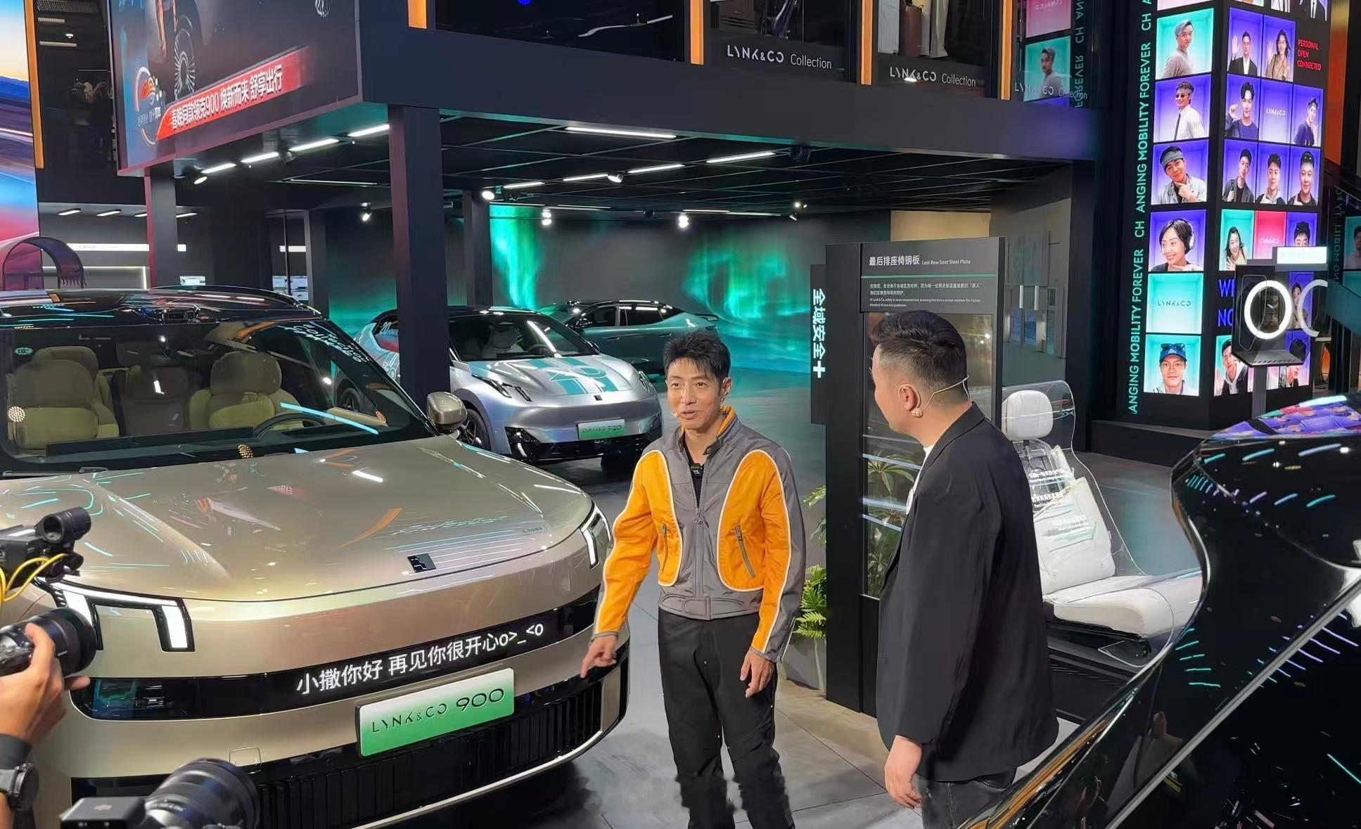 在北京车展领克展台看到郎朗直接和小朋友在后备箱开了音乐会！一会和大家仔细聊聊这台
