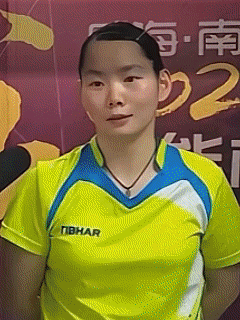 何卓佳退赛了不是受伤也不是弃权

而是转身去给莎莎当陪练了。

全程模拟对手打法