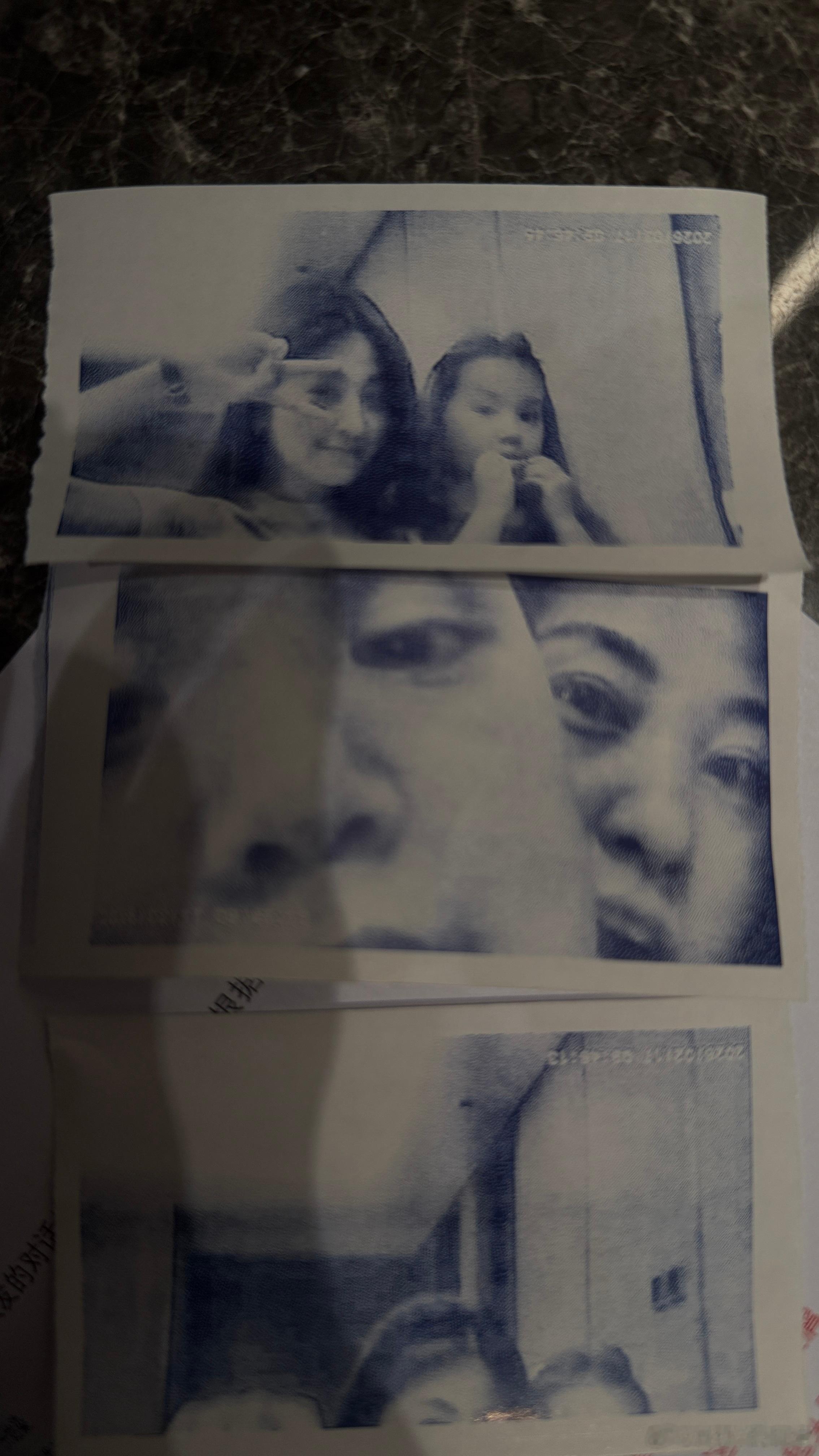 当我给我儿子女儿买了个玩具相机后这种可以打印的 虽然是黑白色但我想我以后老了再看