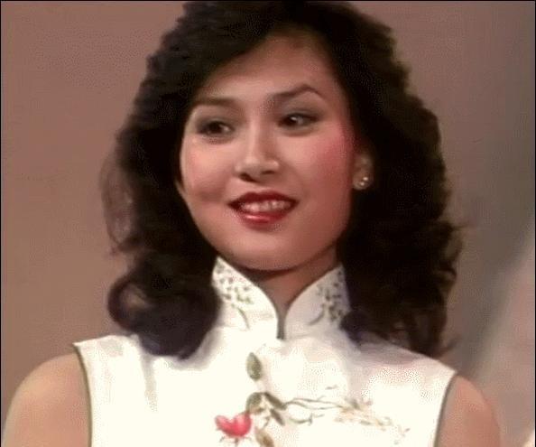 1982年，61岁的赌王何鸿燊对19岁的邝美云说：靓女，有没有兴趣做我的姨太太呀