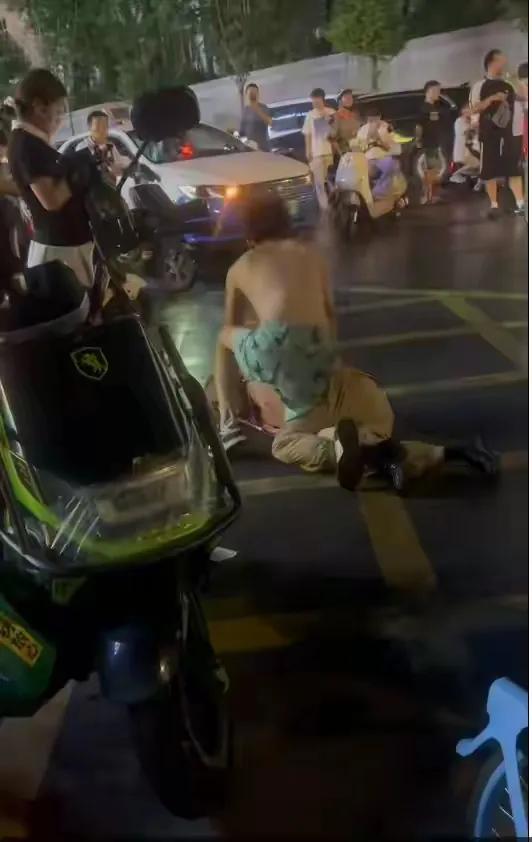武汉一名出租车司机与一名醉酒男乘客发生肢体冲突。拉扯间，乘客不慎被扯下短裤，近乎