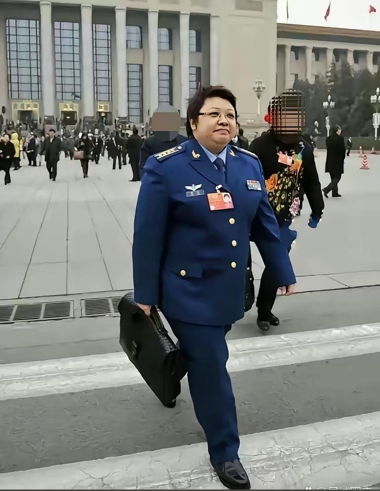 这张照片里的韩红老师，简直帅到骨子里！

放眼整个文艺圈，试问谁还有资格穿上这身