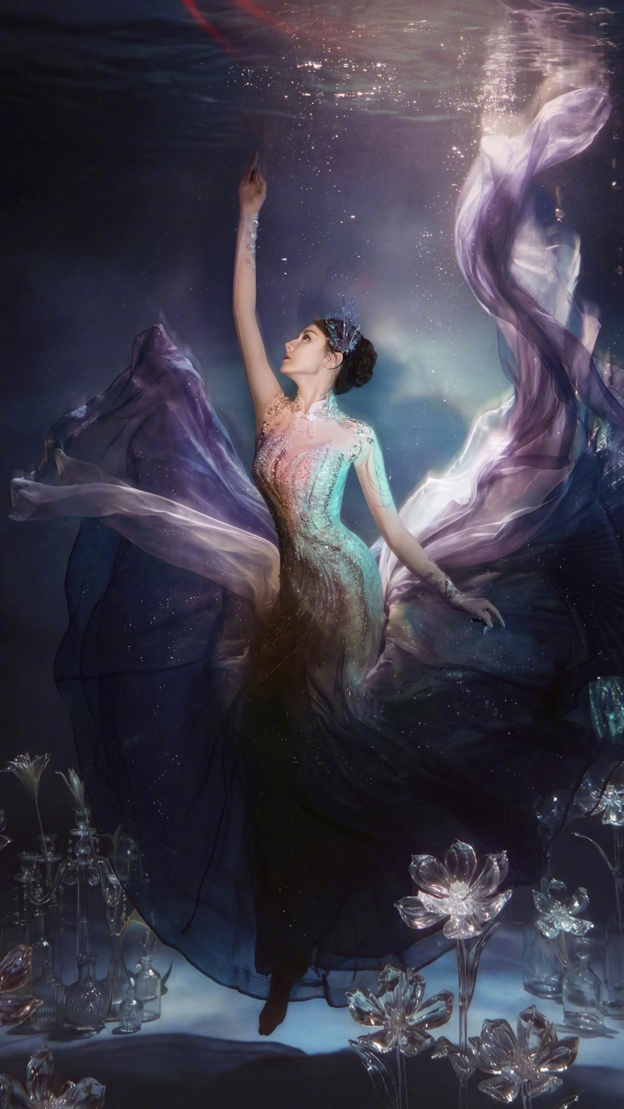 迪丽热巴春晚水下造型美到窒息！化身深海人鱼公主，舞姿惊艳全场
 
2026年央视