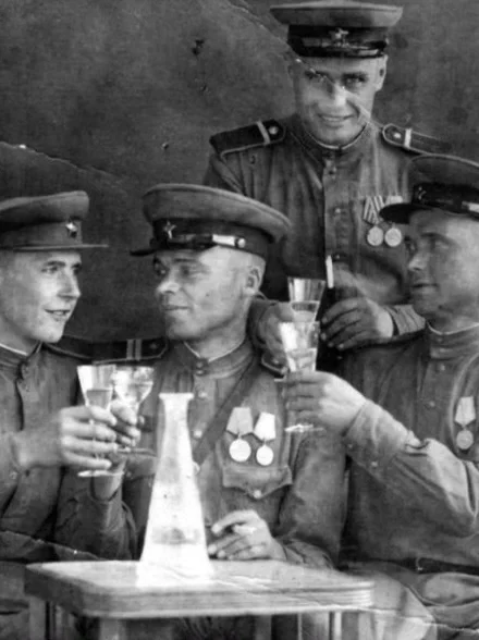 苏联红军于 1941 年引入伏特加酒作为口粮的一部分。最初，每天向所有士兵发放 ...