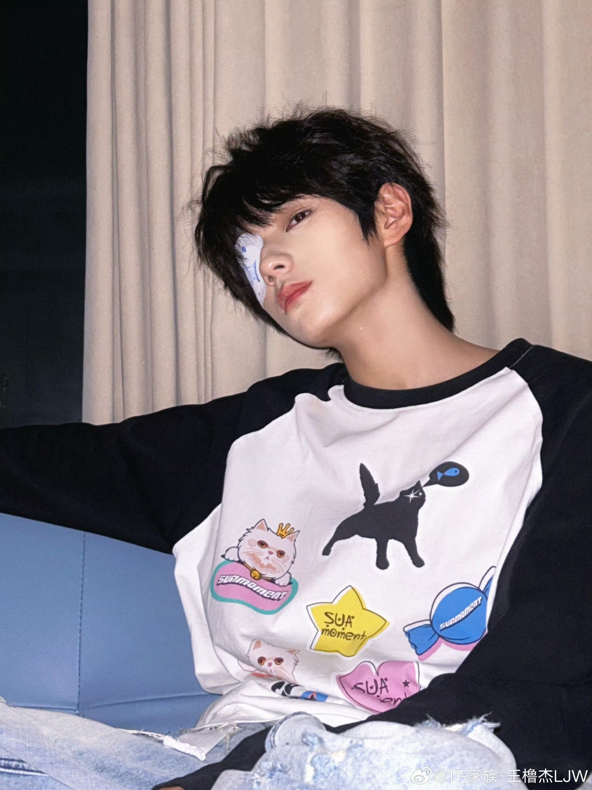 别管我了，我已经在王橹杰的肩颈线里出不来了。简简单单的线条，却越看越上头，越看越