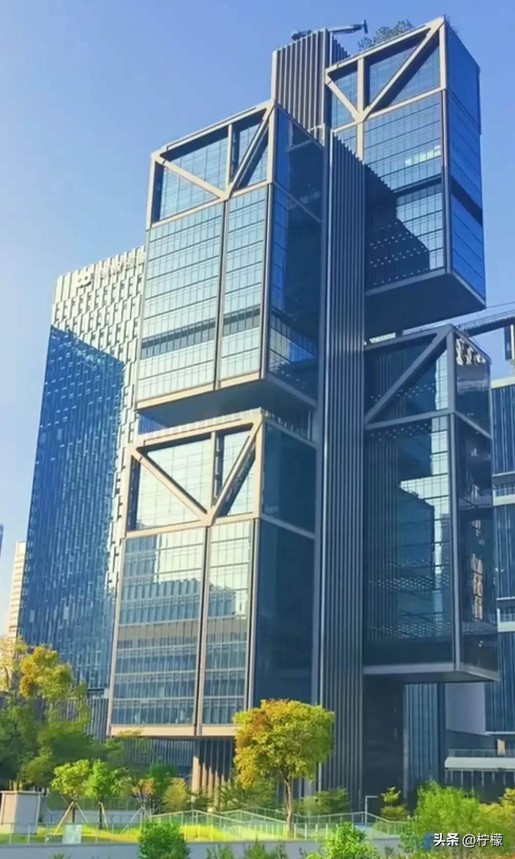 大疆这公司，简直是来拉仇恨的，把其他公司按在地上摩擦。

刚入职一个月的新人，钱