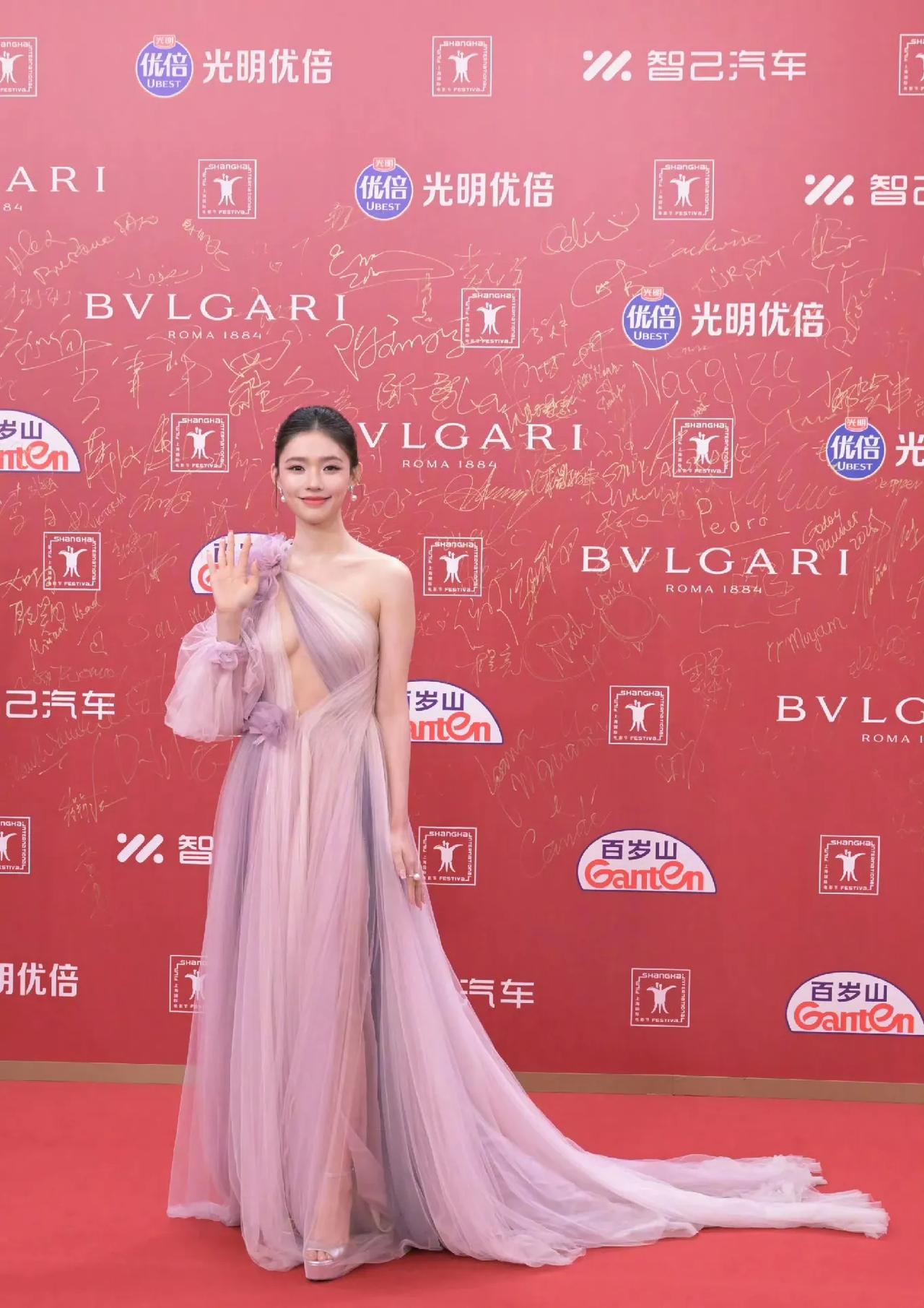 以前的女明星在红毯多敢穿啊！现在也就剩年轻的还有一些朝气了。

林允在北影节红毯