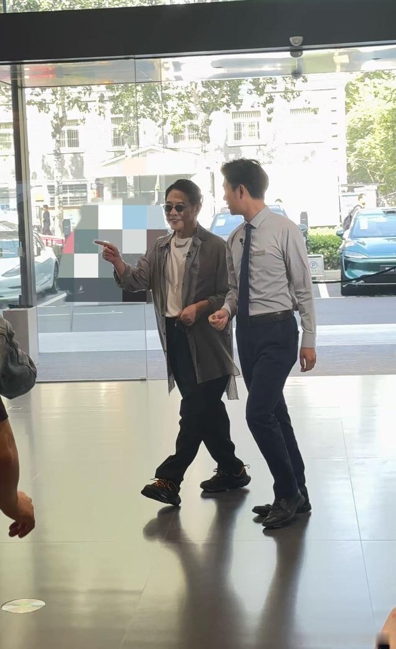 娱乐[超话]北京偶遇李连杰北京偶遇功夫巨星李连杰北京出个门偶遇李连杰！ ​​​