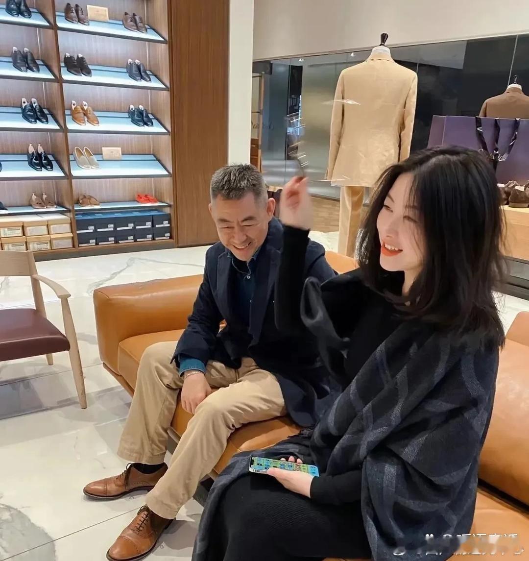 第一次见朱珠的爸爸。不得不说，老爷子长得挺帅气的，很有男人味！ 