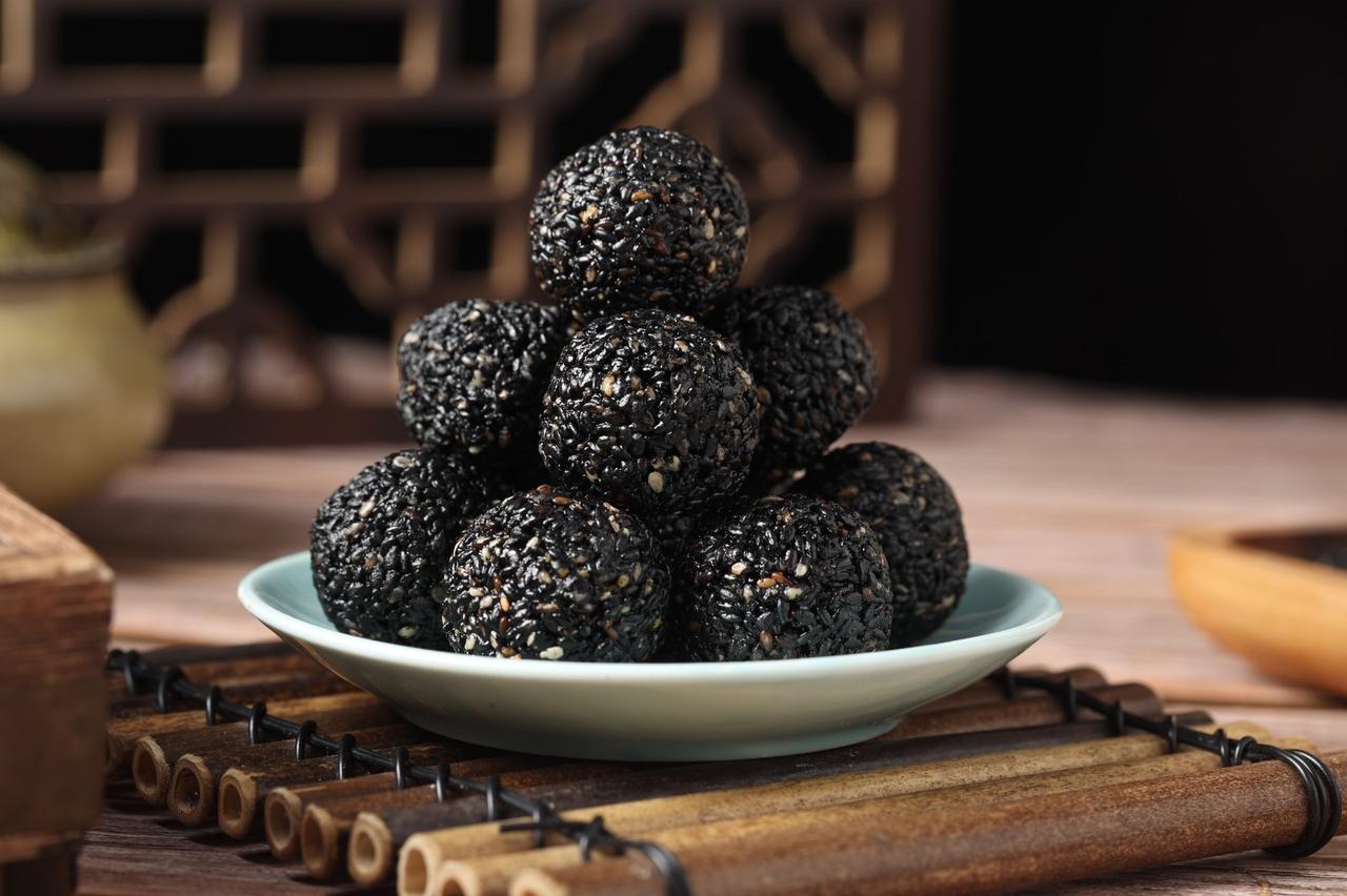 有朋友说他今年六十六了，吃黑芝麻丸能不能白发转黑发？

“你相信吗？66岁的我，