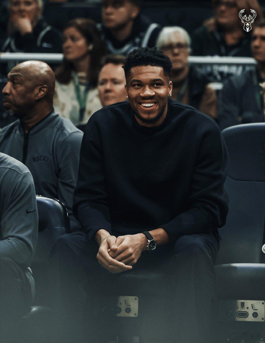 明天上午七点，在咪咕视频直播篮网VS雄鹿。字母哥因为右腿拉伤缺席。雄鹿未来不定，