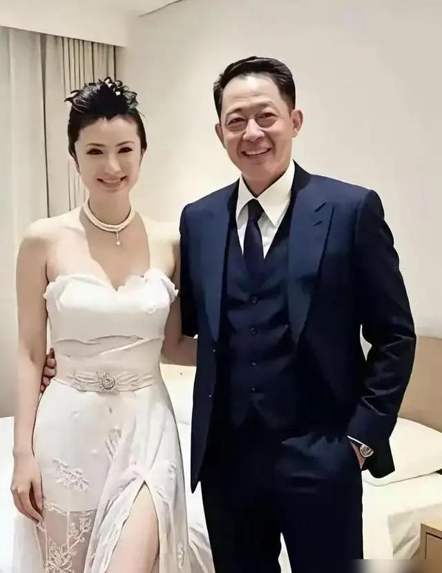 大家嘴里说王志文“嫁入豪门”，媳妇陈坚红是白手起家的兰博基尼女王。
可工商信息一