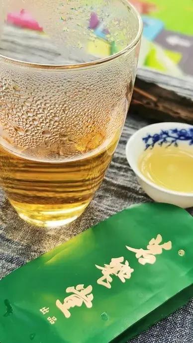 既然也是肉身为圣，所以得先解决柴米油盐酱醋茶。先救己，再救世。可见，一个“圣”字