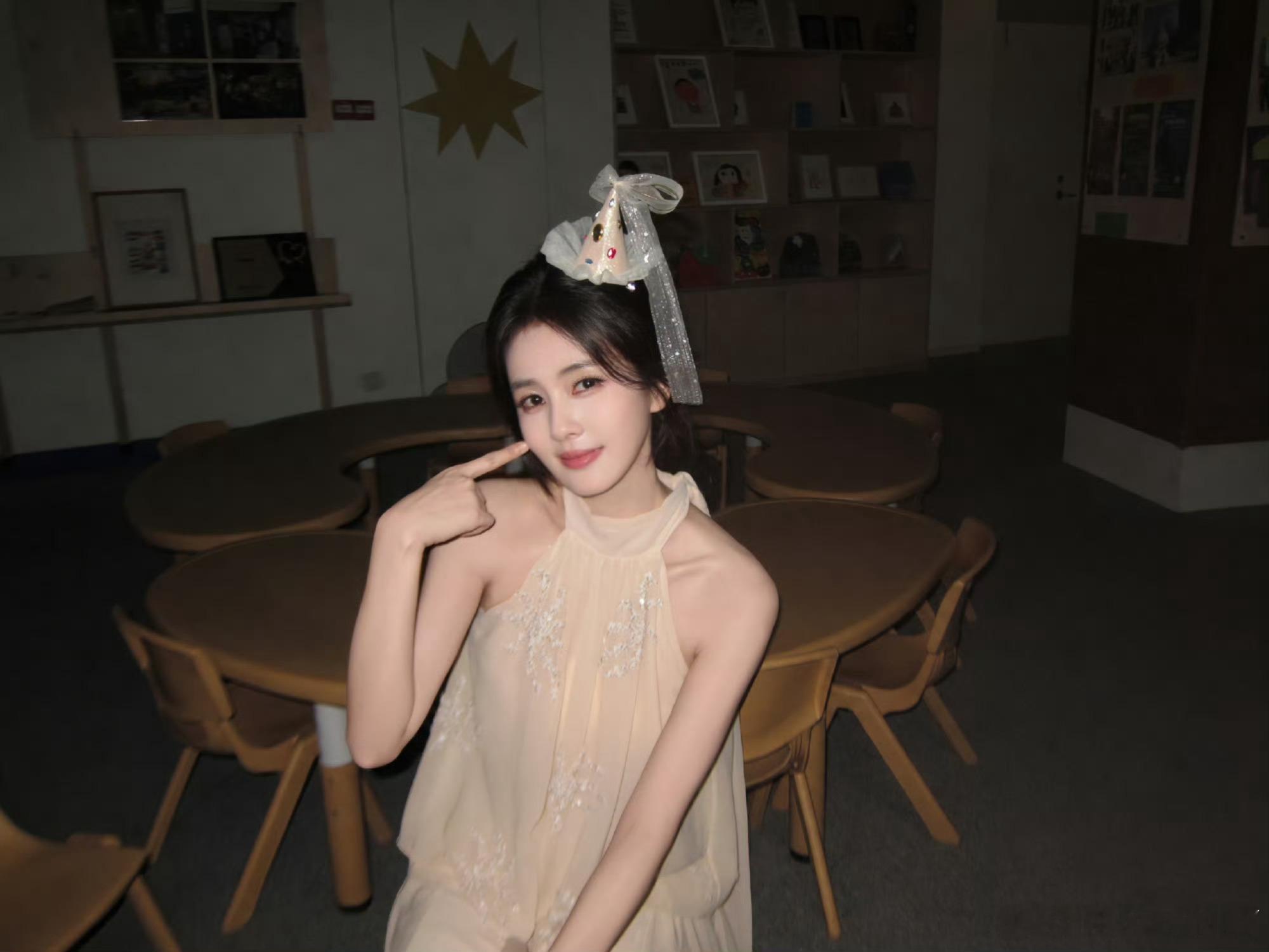 白鹿掌管挂脖的神女神气质，曼妙身姿，白梦妍就是掌管全赛道的女王 ​​​