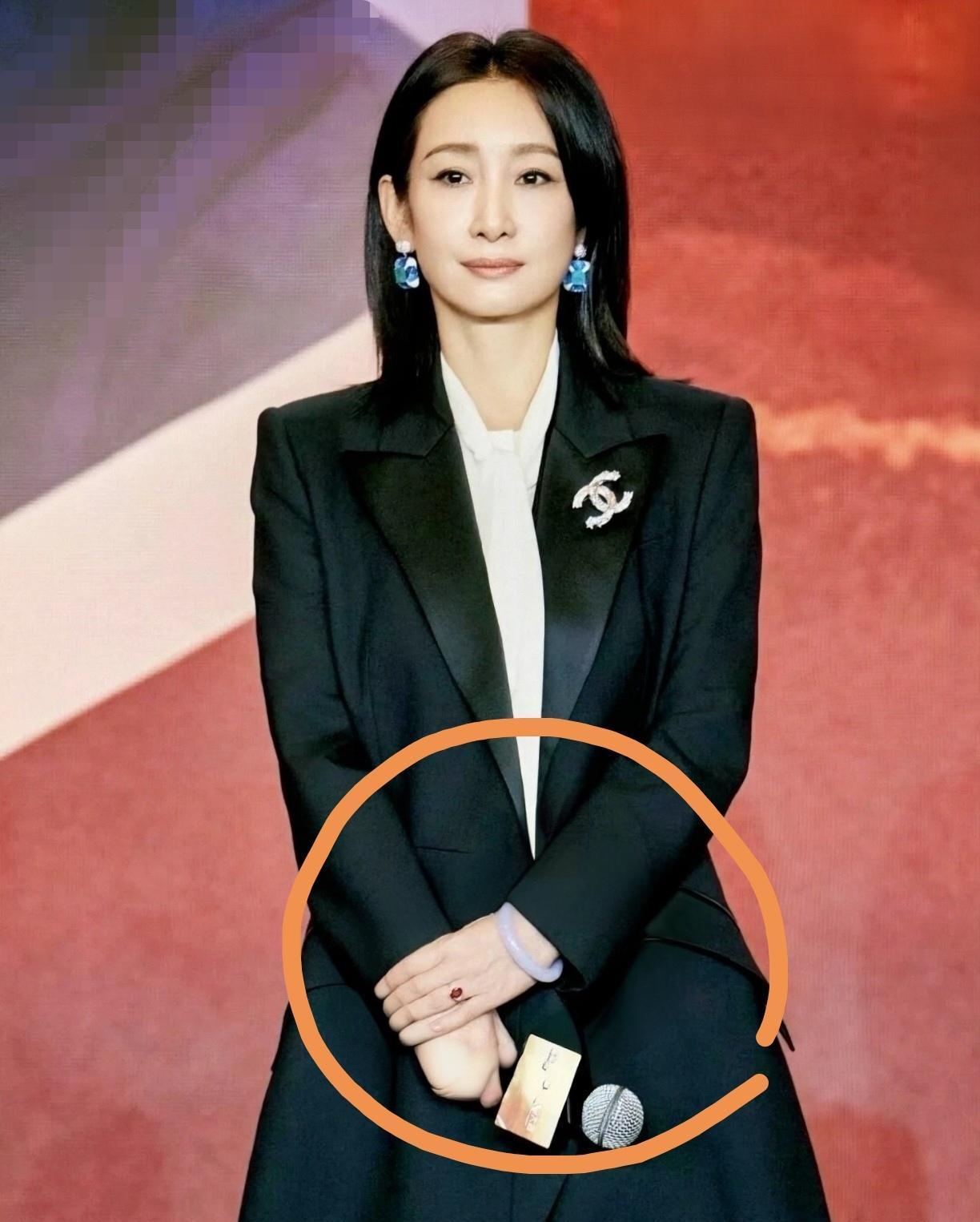 秦海璐把那只价值八位数的帝王绿手镯摘了。
换上一抹淡紫罗兰，整个人气场都软了下来