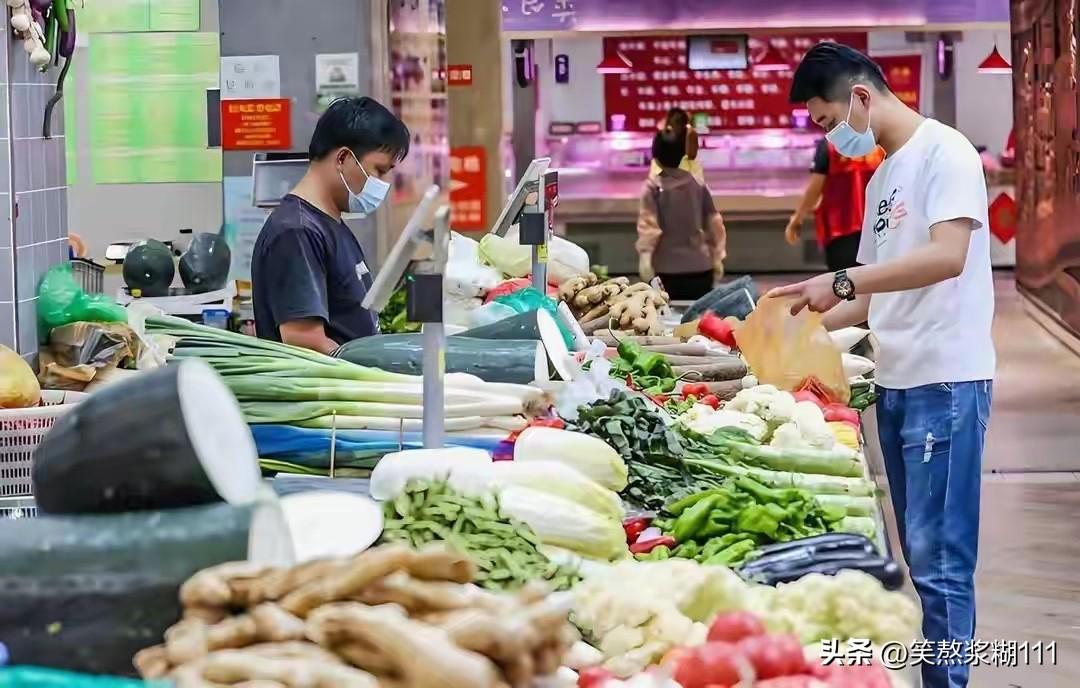 最近美伊矛盾升级，油价暴涨、黄金降价，全网慌了神，不少人跟风囤货。我身边有位“囤