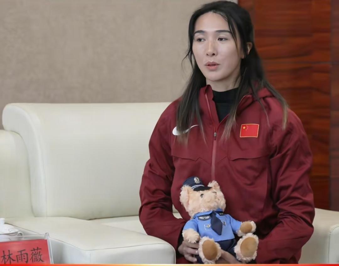 林雨薇又有了新身份，成为了福建三明“反诈天使”，投身公益宣传活动。

林雨薇穿着