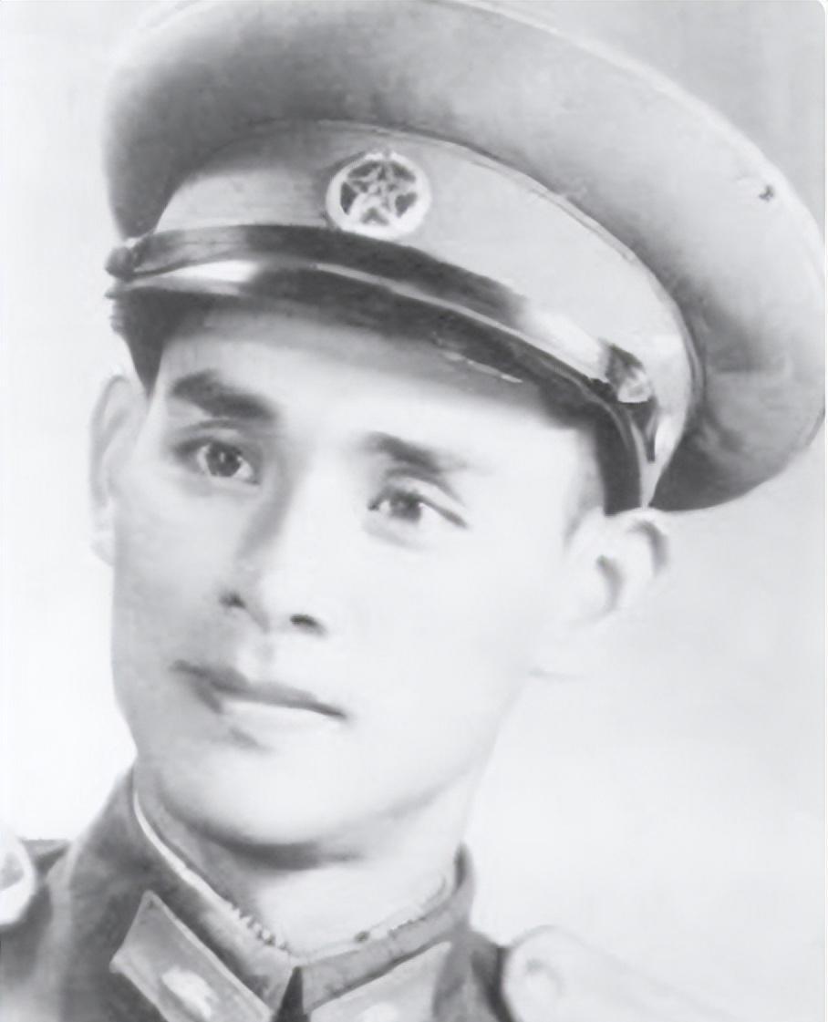 1949年粟裕带一位24岁副科长参加开国大典，陈毅在宴席上主动为他夹菜，称赞其很