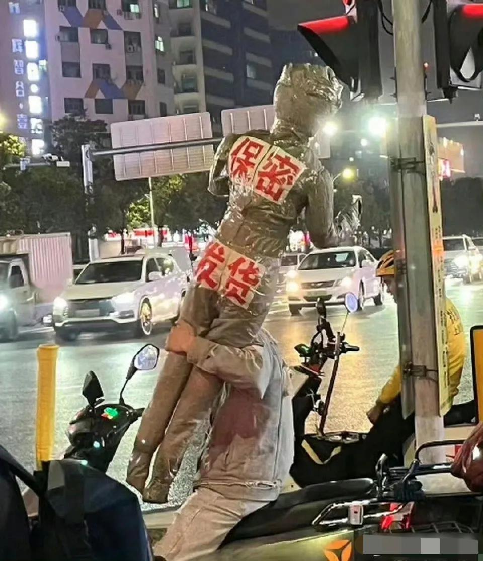 保密发货，让人更想知道这里面是啥了！