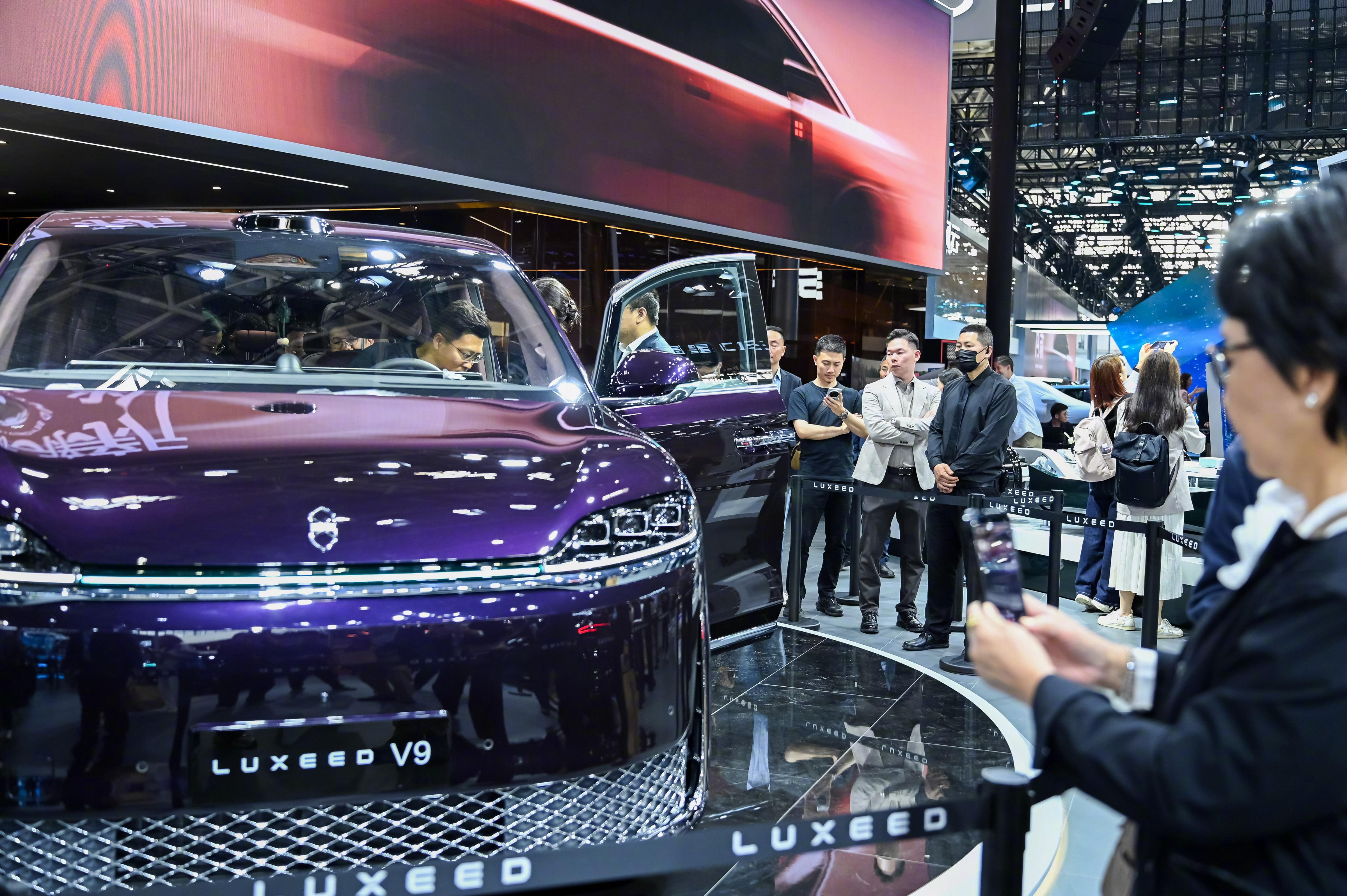 北京国际车展，智界携焕新版R7、新S7以及旗舰MPV V9登陆。智界R7定位中大