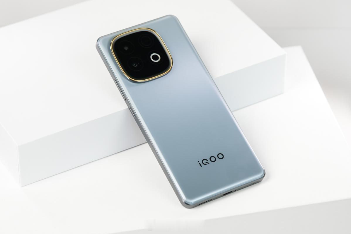iQOO Z10 Turbo+采用一块6.78英寸144Hz光域护眼屏，全屏最大