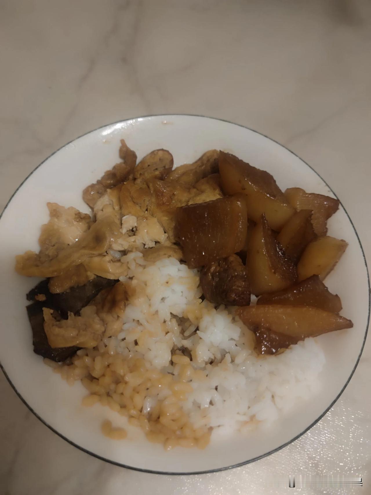 听说晚上过了18点吃饭容易长胖

我这快22点了，刚下班到家，婆婆有烧好的饭菜 