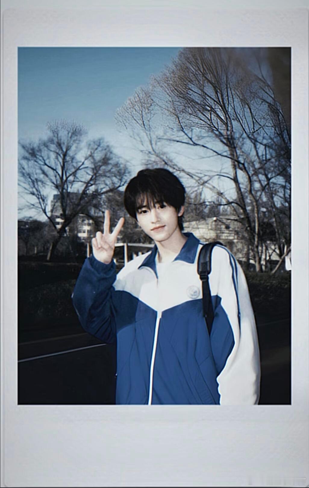 偶然翻到相册里星海中学的宋亚轩高一校园歌手大赛前十的合照我家轩轩还是第一名呢初赛