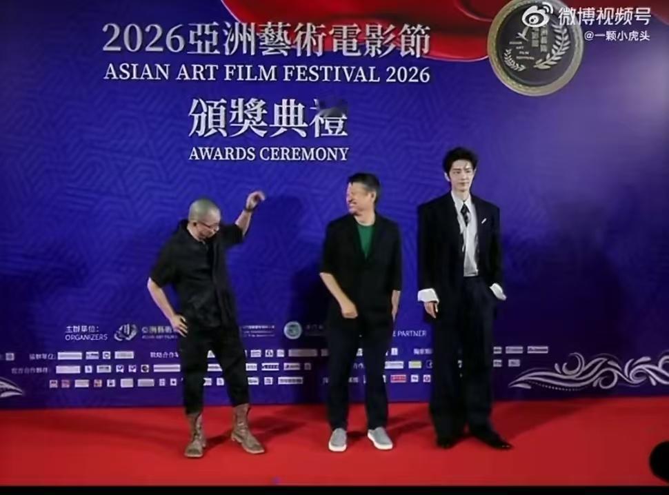 肖战带着孔笙兰晓龙两个小朋友走红毯孔笙兰晓龙在肖战旁边打闹孔笙导演和兰晓龙在肖战