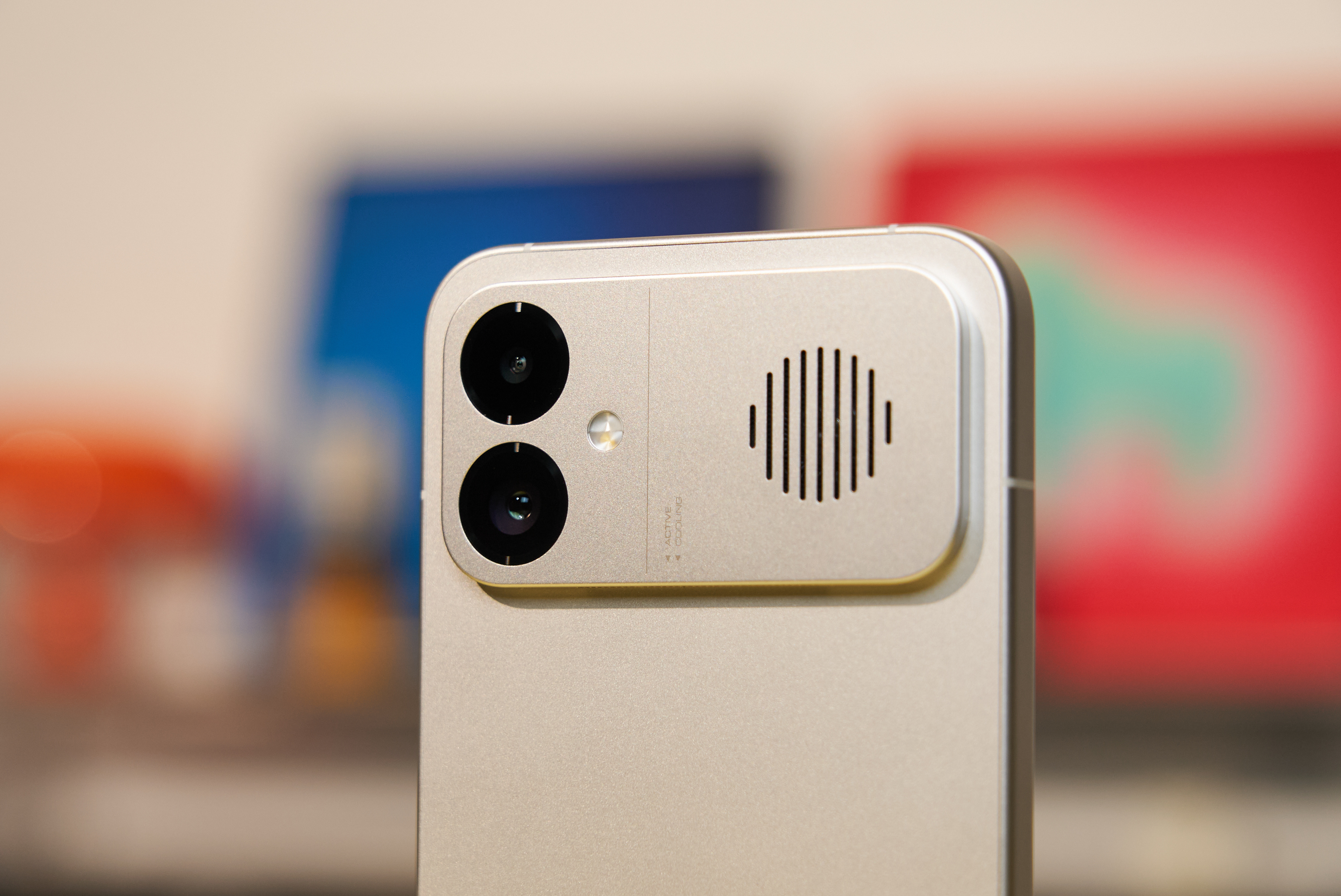 K90Max首发评测 我们收到了 REDMI K90 Max 太空银配色。整机采