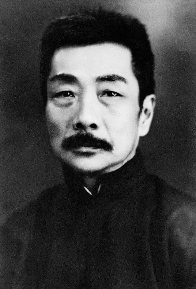 1926年，月薪400块大洋的鲁迅，坐上南下的船，去厦门大学当教授。400块是什