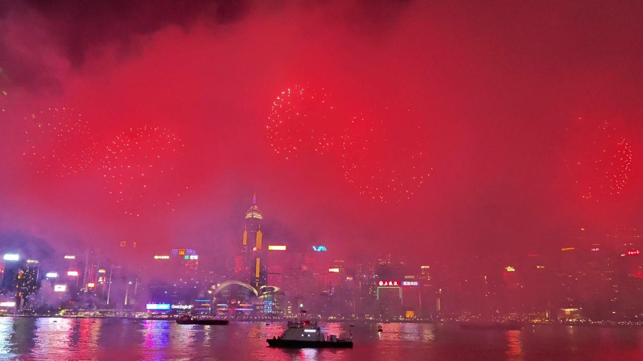 这个BGM响起你会想到什么？🌊熟悉的旋律飘在维港上空，绚烂烟花顺着晚风炸开，铺
