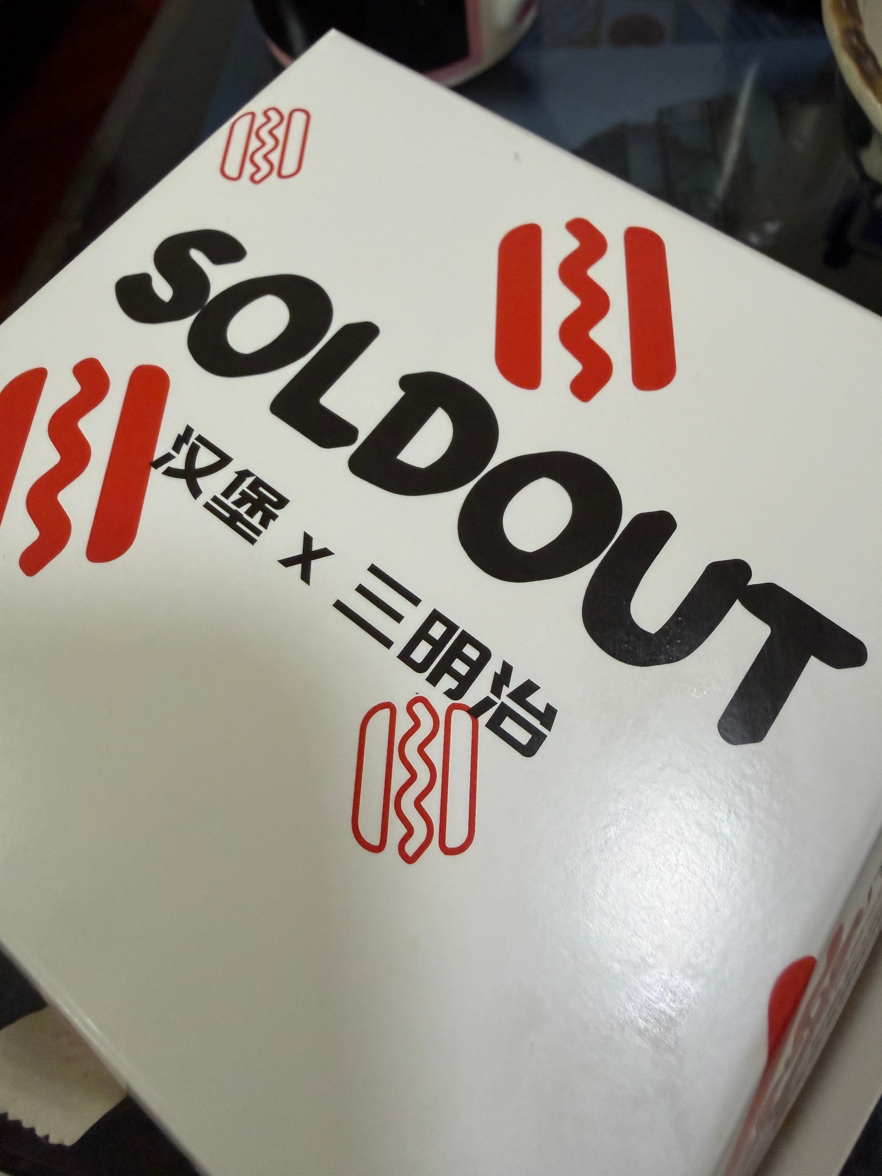 周六小孩饭～ sold-out蘑菇牛肉芝士汉堡，三十多，肉饼比一般的厚，不属于奶