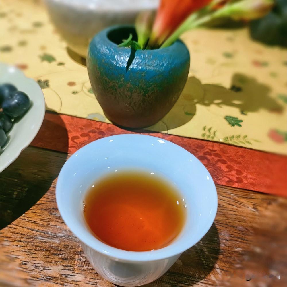 《观茶初成·五古体》
沸波翻碧盏，初芽怯浪浮。
世人惊色美，谁解味中幽？
静待千